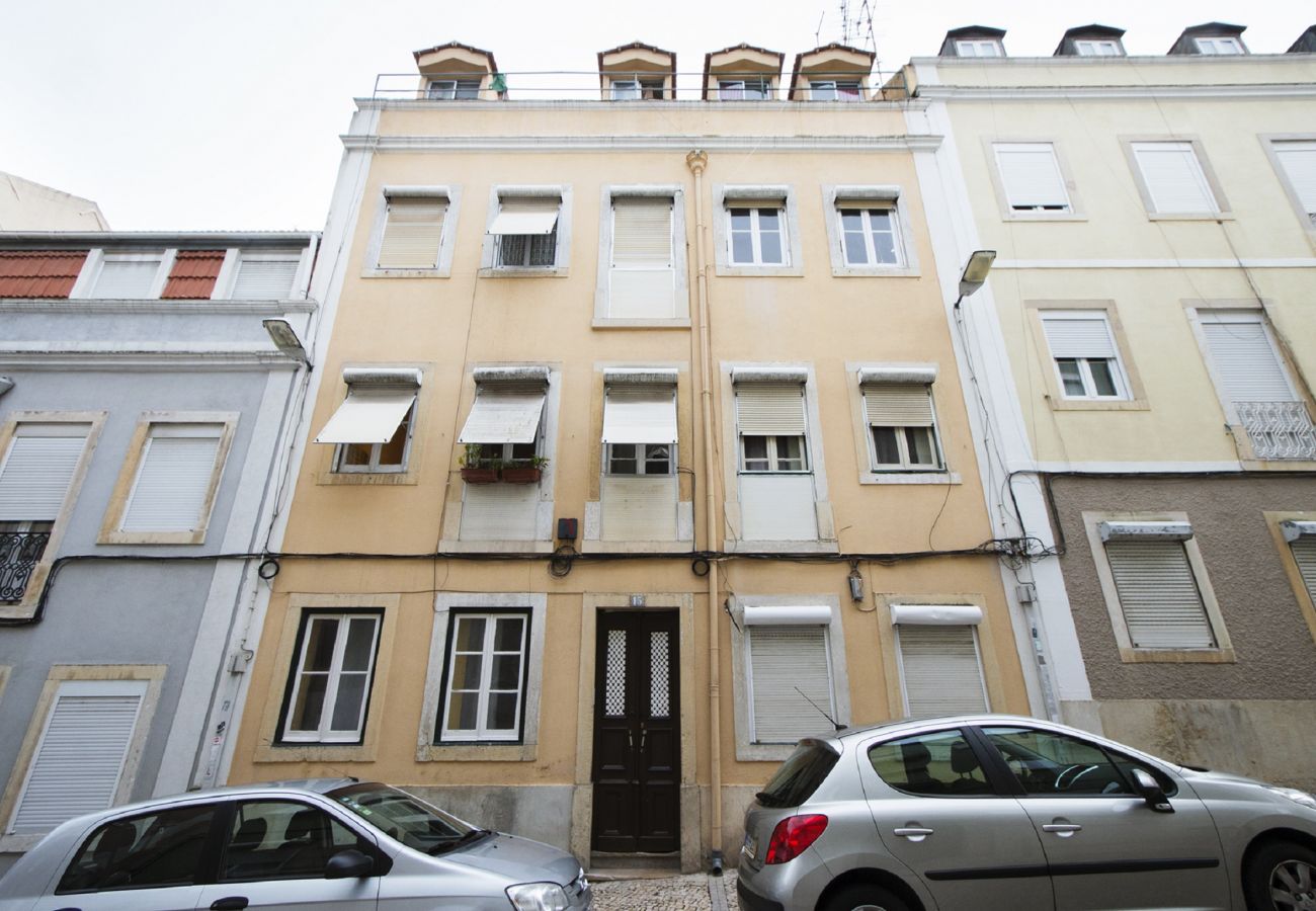 Edifício em Alcantara com fachada típica de Lisboa