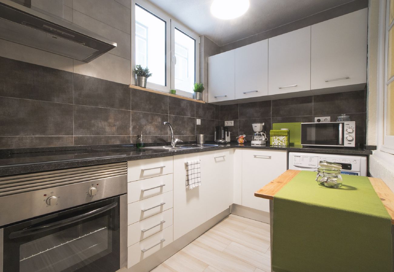 Cozinha equipada para preparar as refeições sem sair de casa