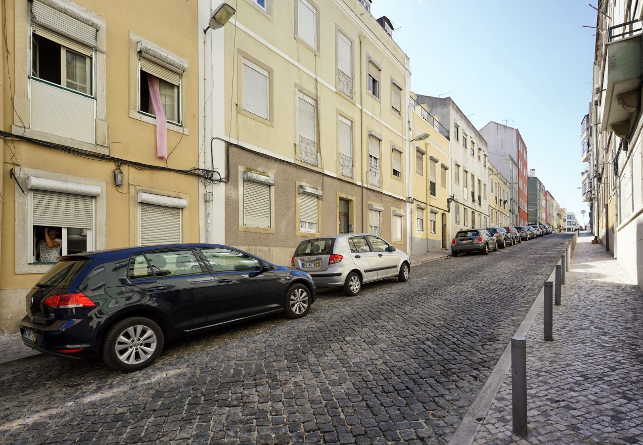 Apartamento com 2 quartos em Alcântara | Alojamento Local