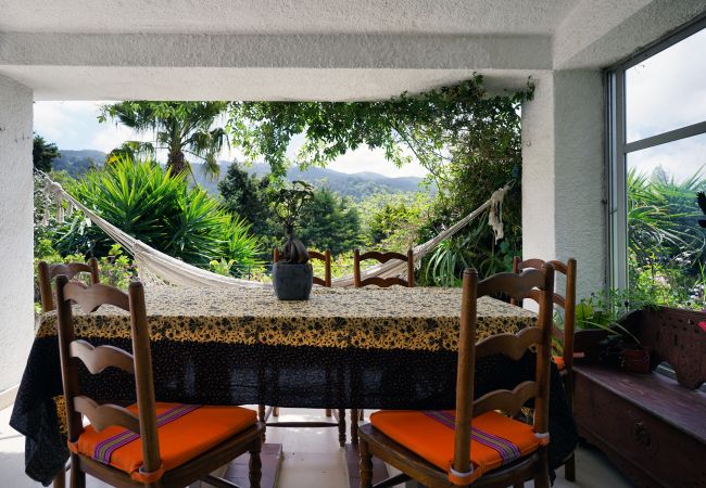 Mesa de refeições com linda vista para a serra de Sintra | Alojamento Local