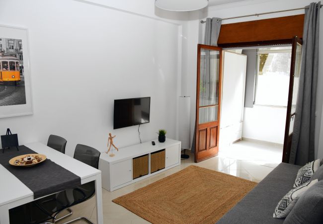 Sala de estar com zona de refeições em Belém-Junqueira by GT House