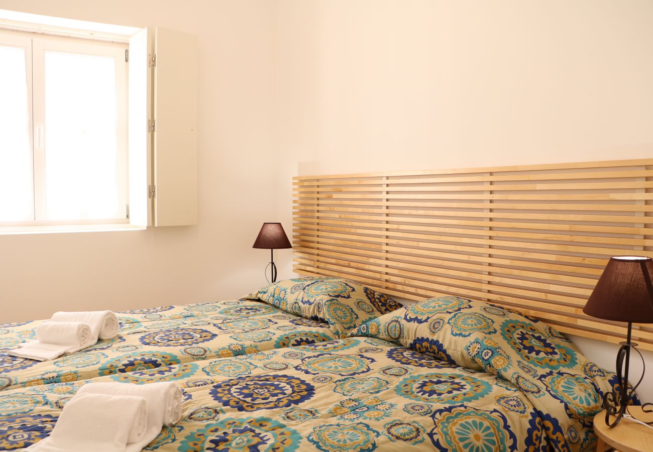 Aconchegante e confortável quarto com 2 camas de solteiro