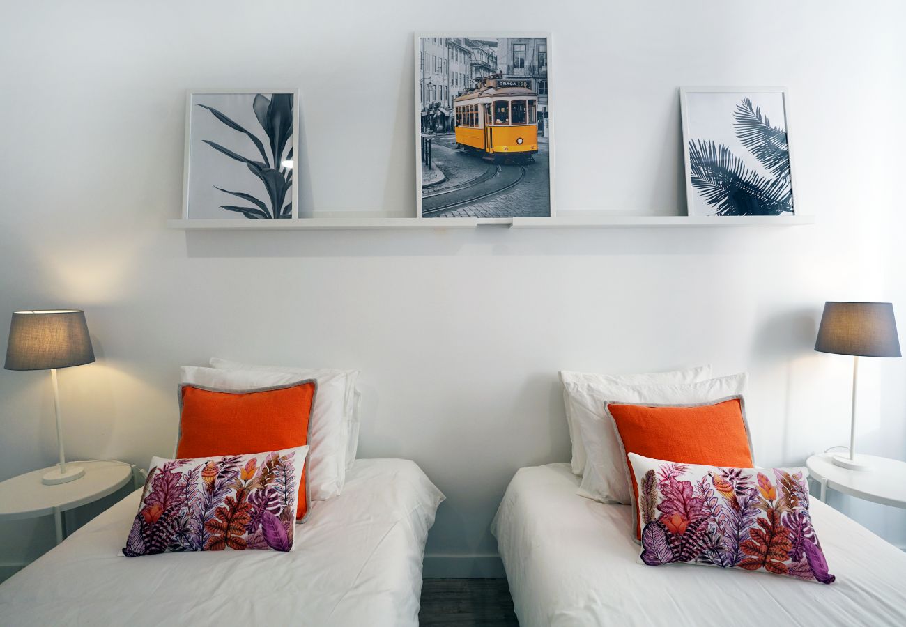 Confortável e luminoso quarto com camas individuais