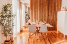 Agradable zona de comedor en apartamento de alojamiento local en  Lisboa Campo de Ourique