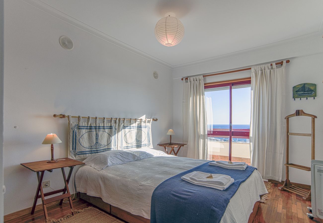 Apartamento para alugar em Sesimbra com maravilhoso quarto de casal com vista de mar . Marque já!
