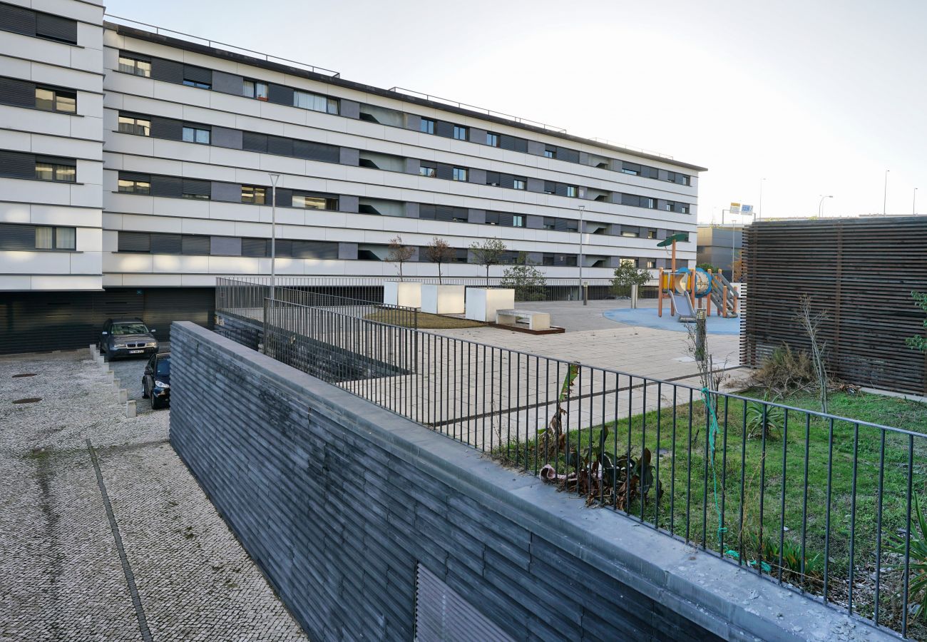 Ferienwohnung in Sacavém - Bridge View with Balcony By Gt House