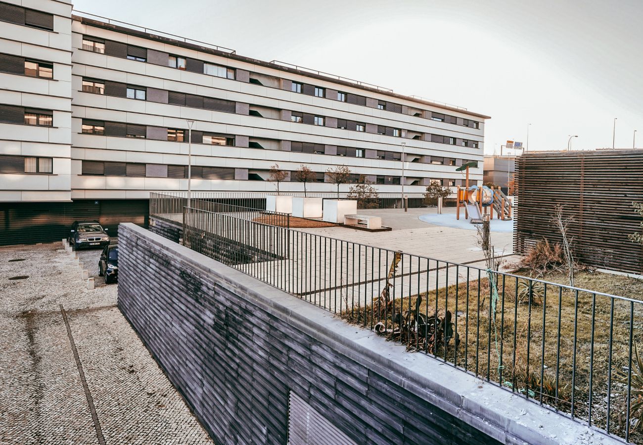Ferienwohnung in Sacavém - Bridge View with Balcony By Gt House