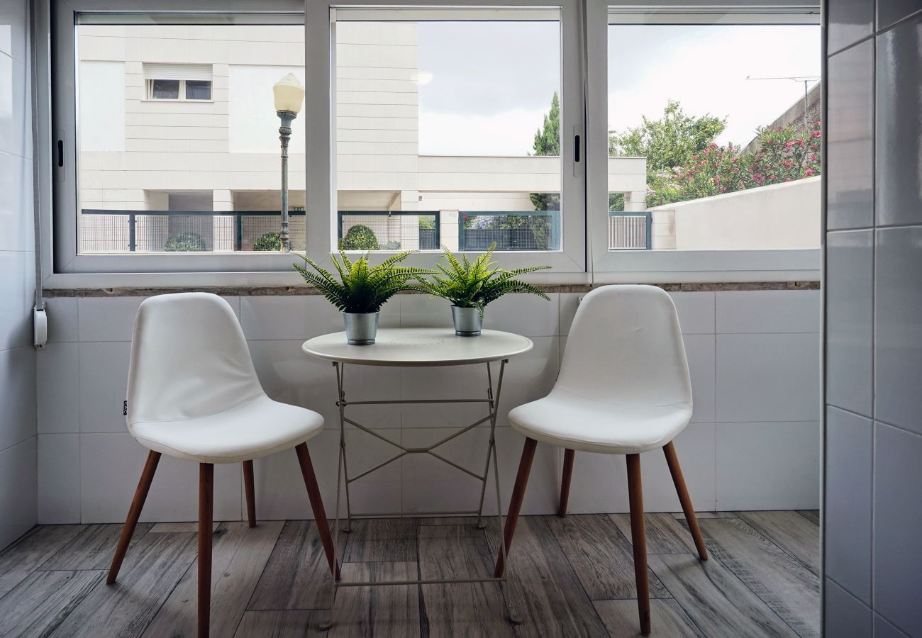 Schöner Balkon in der Altstadt mit kleinem Esstisch