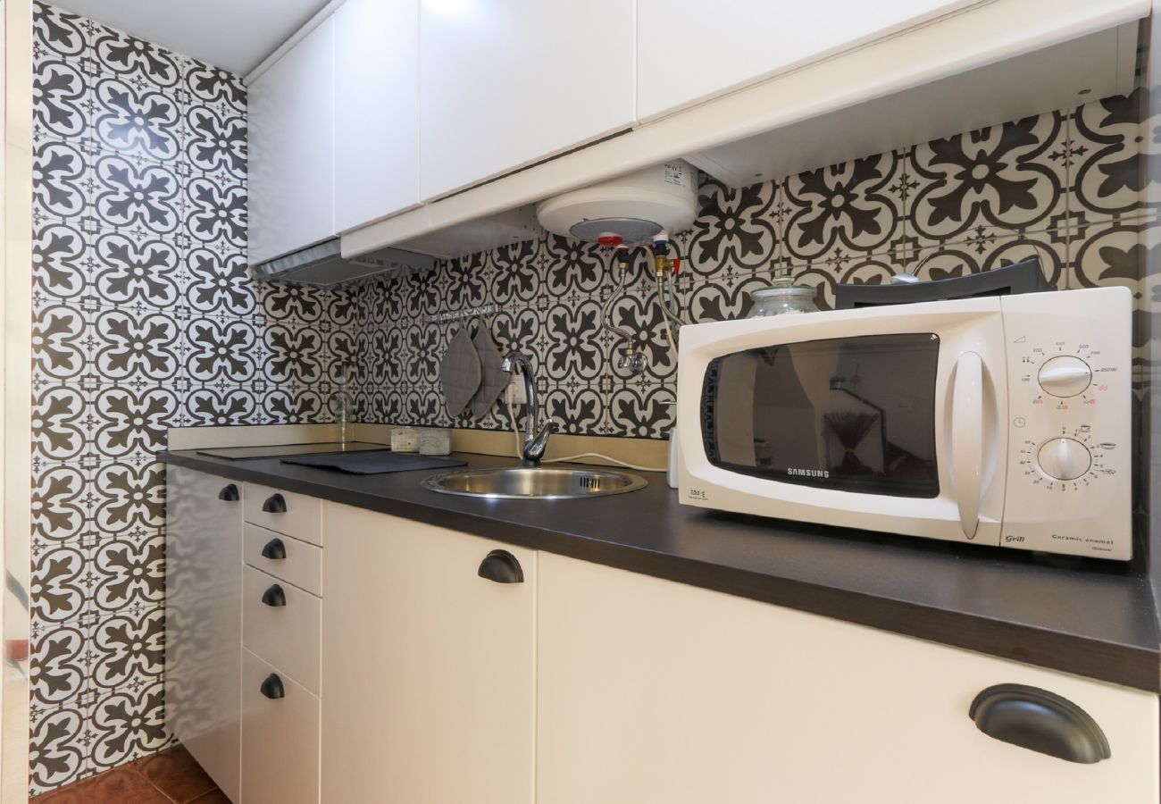 Full kitchenette to prepare meals without leaving