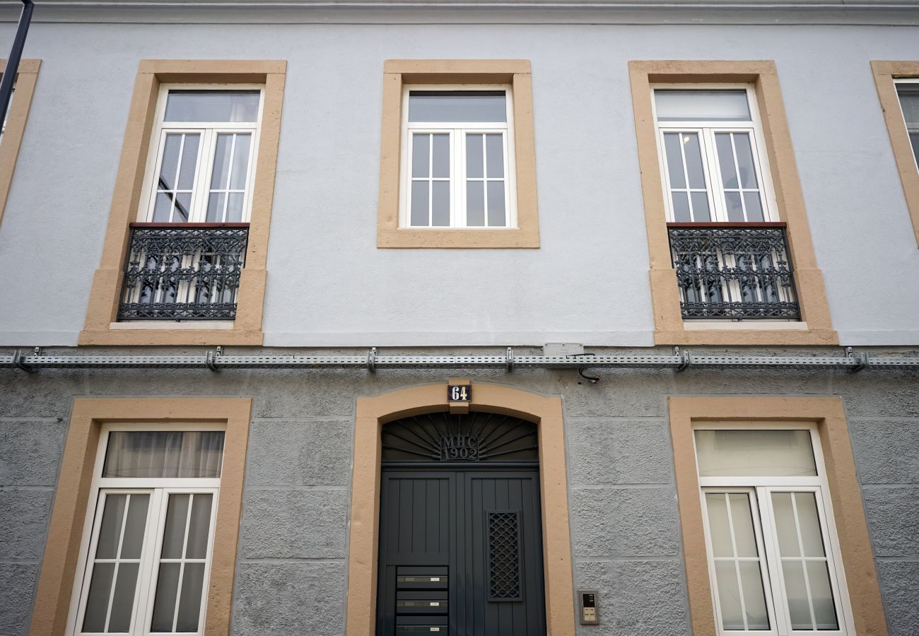 Building in Expo area with classic facade by GT House