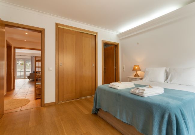 Very comfortable master bedroom in Sesimbra