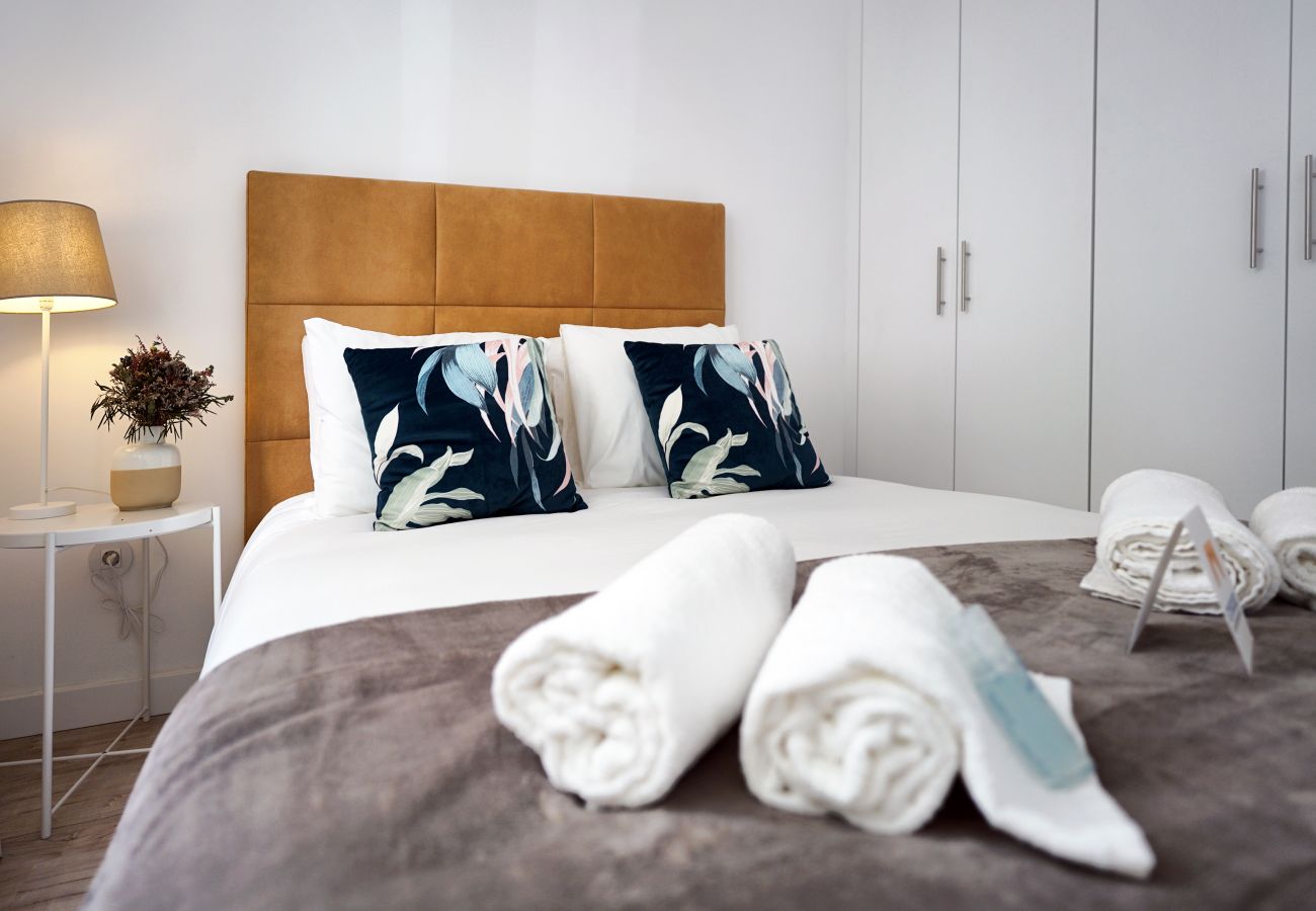 Bonito dormitorio principal con cama doble en Queluz