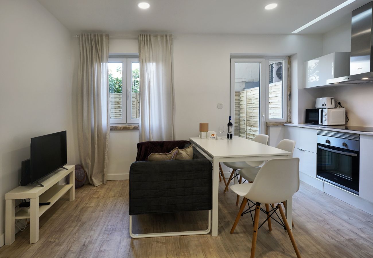 Sala de estar agradable con todo lo necesario para cocinar y cenar