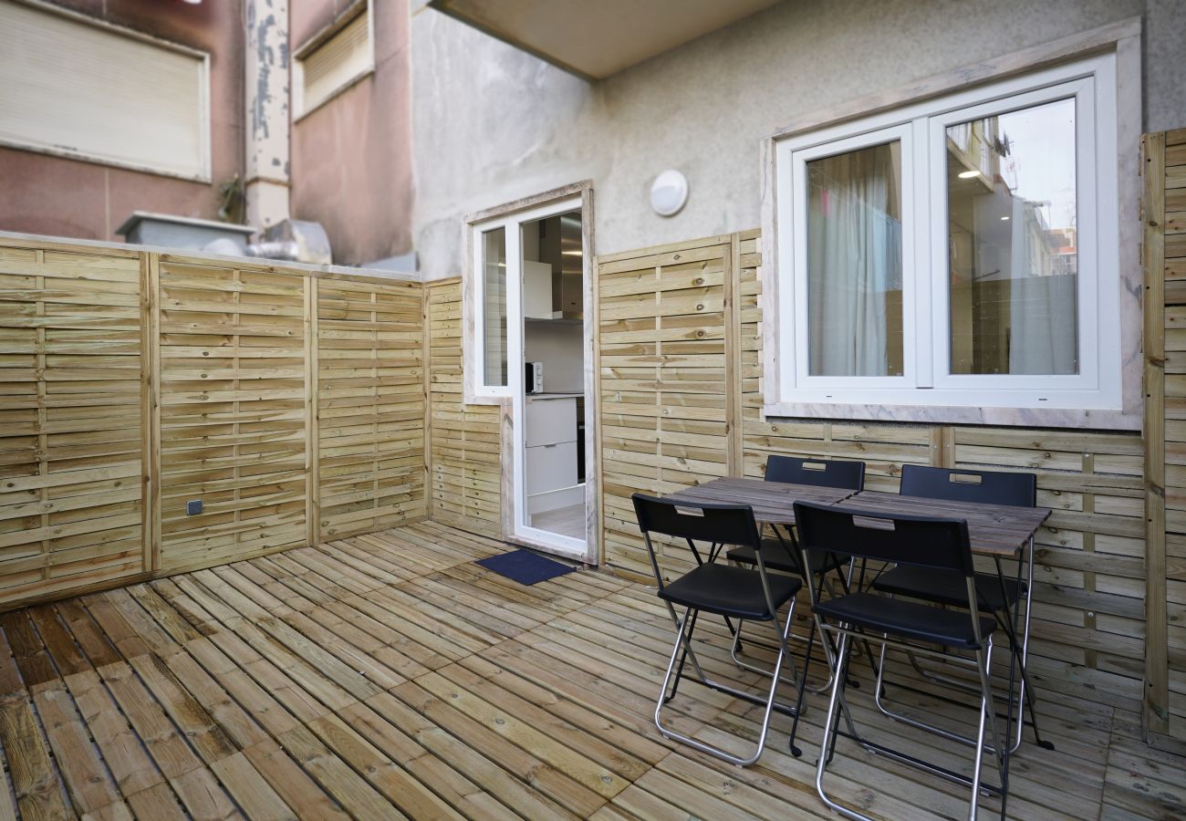 Sillas y mesa para cenar en la terraza
