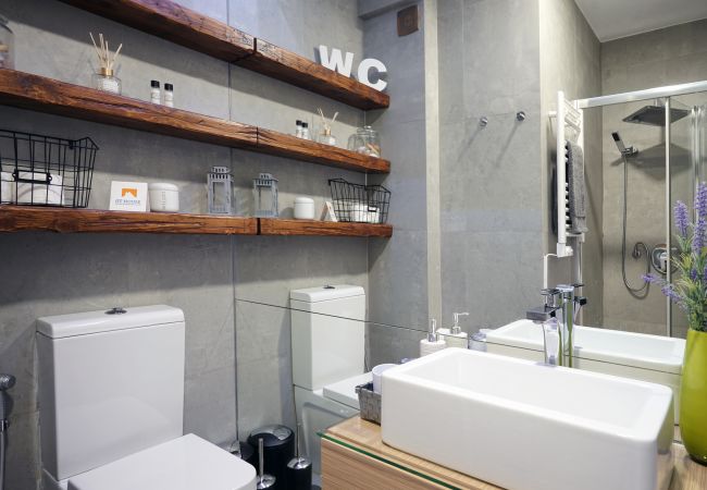 Baño moderno en el apartamento en Expo | Alquiler temporario