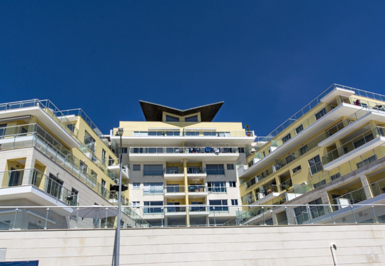 Apartamento en Sesimbra en un condominio moderno con vista al mar ya 600m de la playa