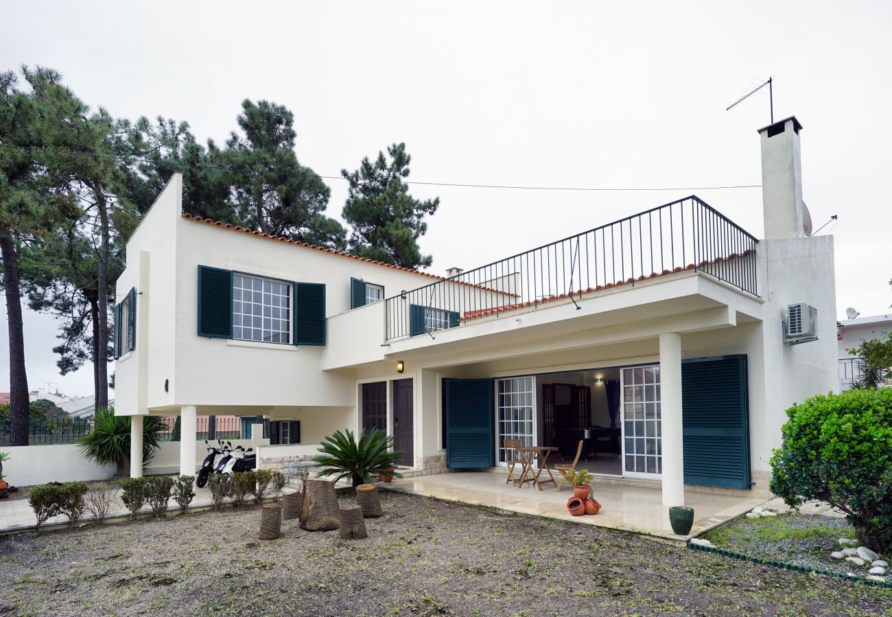 Extérieur de la villa à Aroeira, Location Temporaire