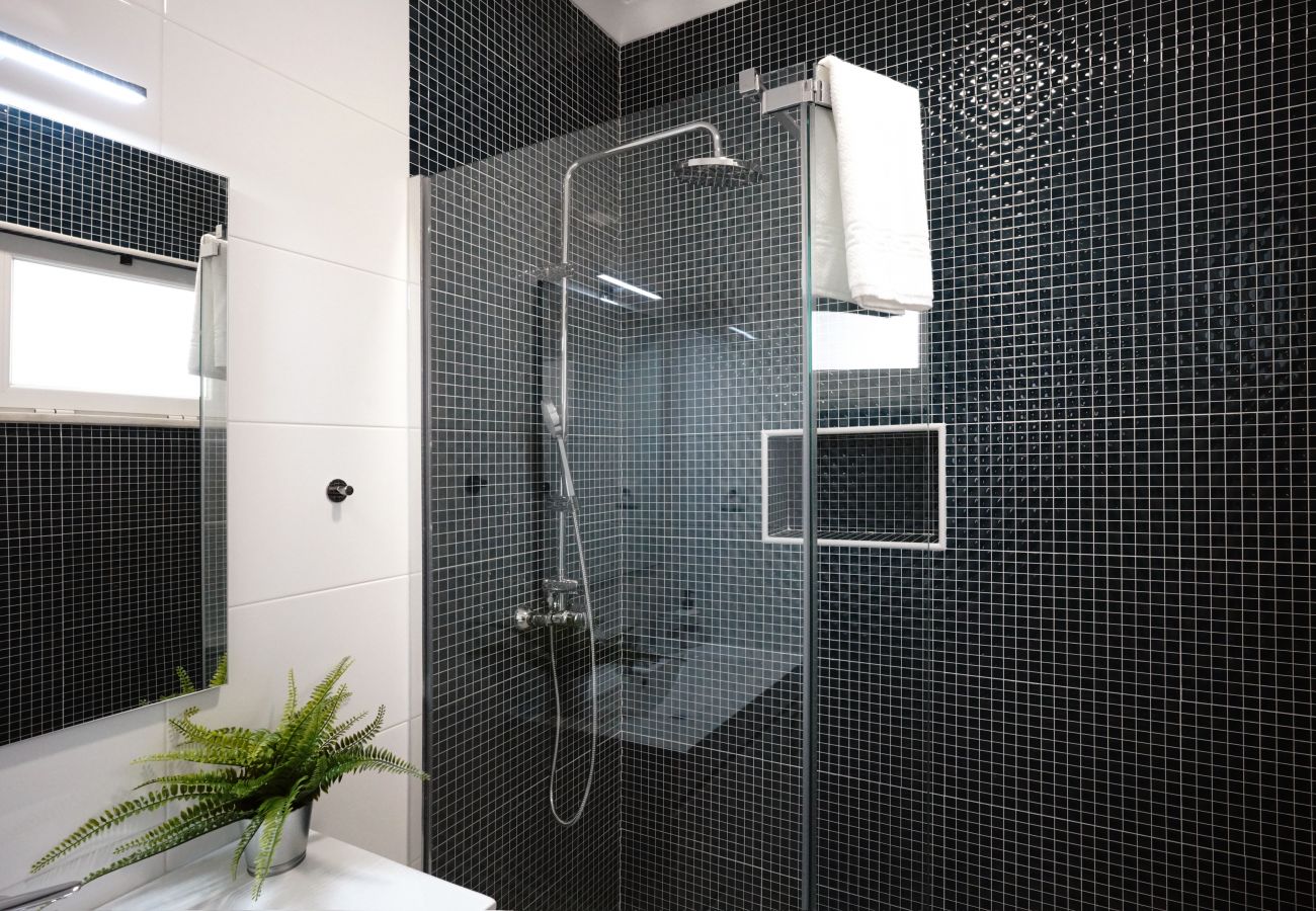 Salle de bain rénovée dans un studio dans le quartier historique de Lisbonne