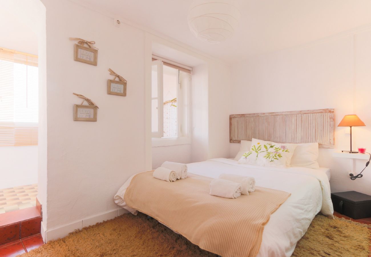 Camera da letto principale in un appartamento nel centro di Lisbona